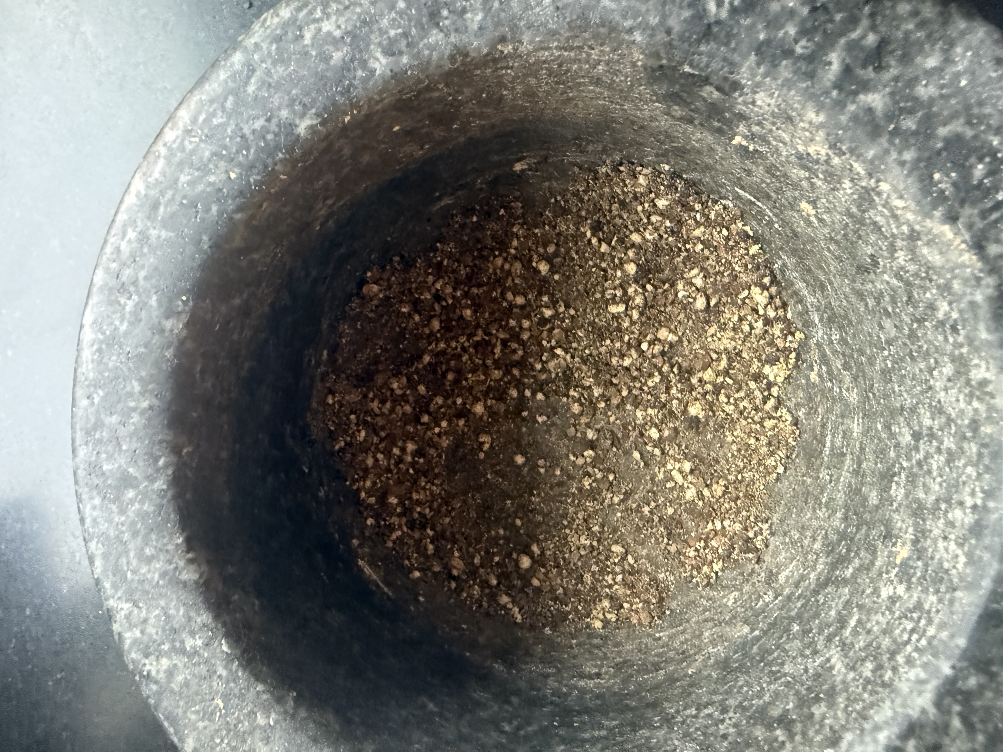 Knust pepper i morter